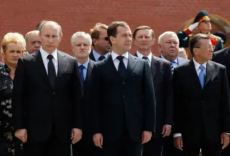 "Какой Россия выйдет из этой в......ы, в каком мире она окажется?»: почему правящий класс принимает своё величие за величие России? Личное мнение