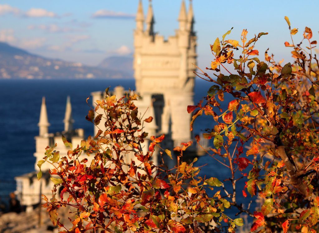 🌍 Туризм в России - куда поехать осенью? Лучшие, красивые места для отдыха и путешествий, ТОП туристических поездок. Что нам предлагает посетить ИИ ✅