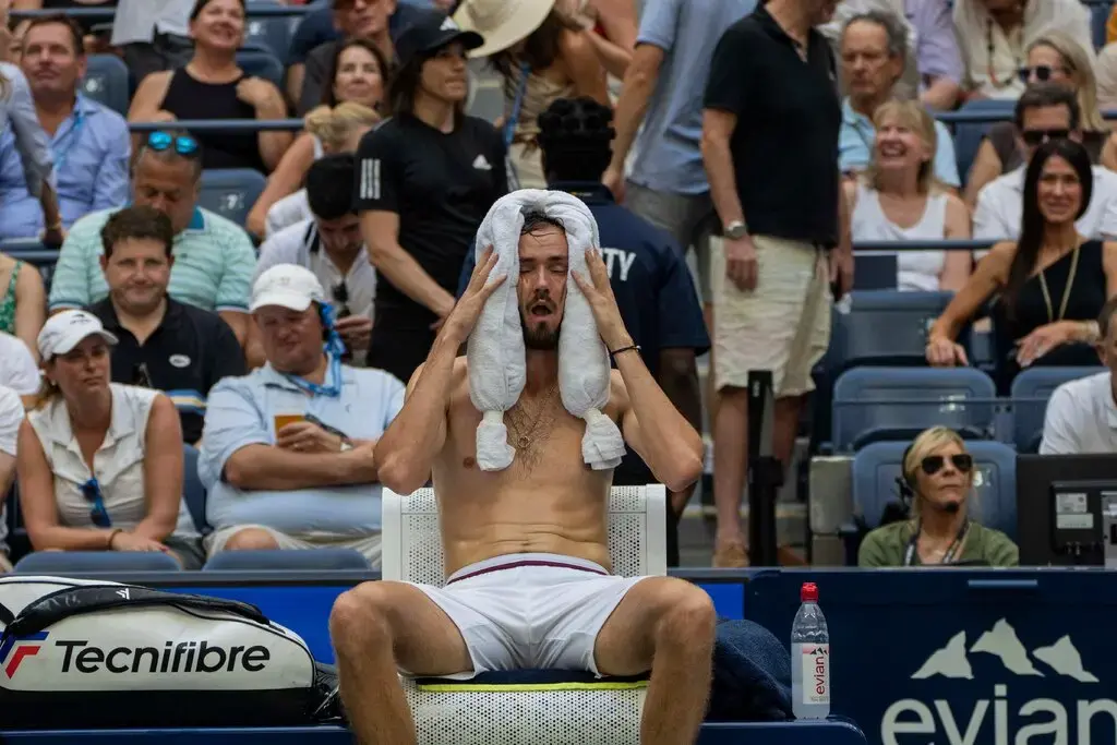 "Жаркий вызов: игроки борются с температурой на Открытом чемпионате США - 2023"