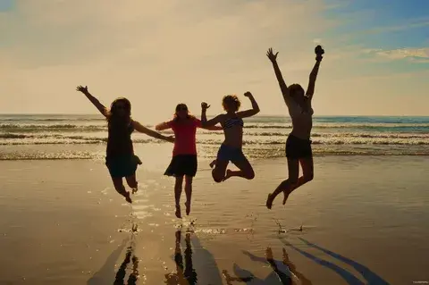 Друзья - это семья, которую мы выбираем: разгадываем тайны дружбы