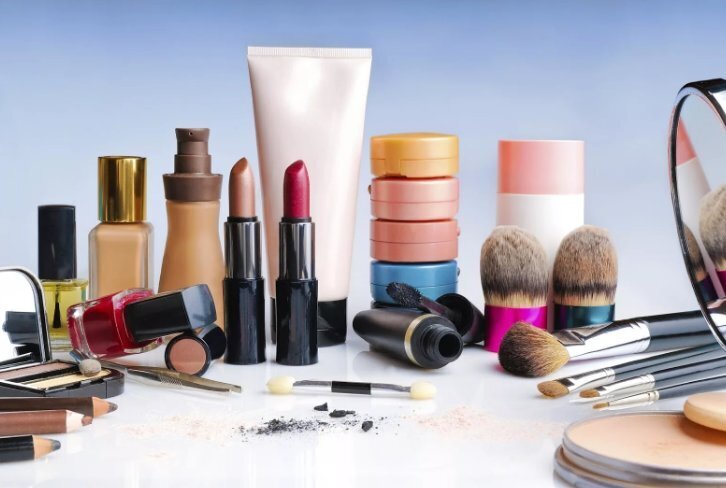 За пудрой и помадой: Шпионские страсти в мире косметики