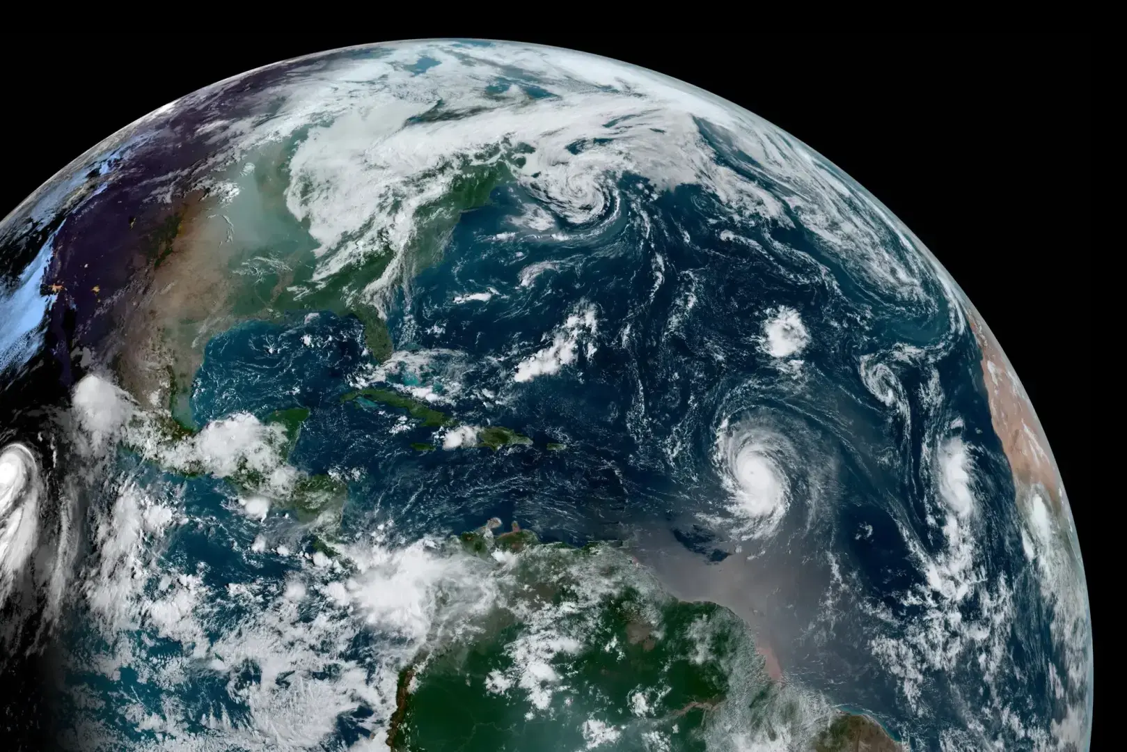 Ураган "Ли" в настоящее время относится к шторму пятой категории, но его дальнейший путь неясен