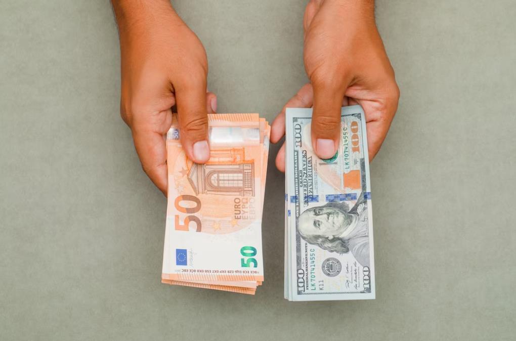 ЦБ снова разрешил гражданам покупать валюту у банков