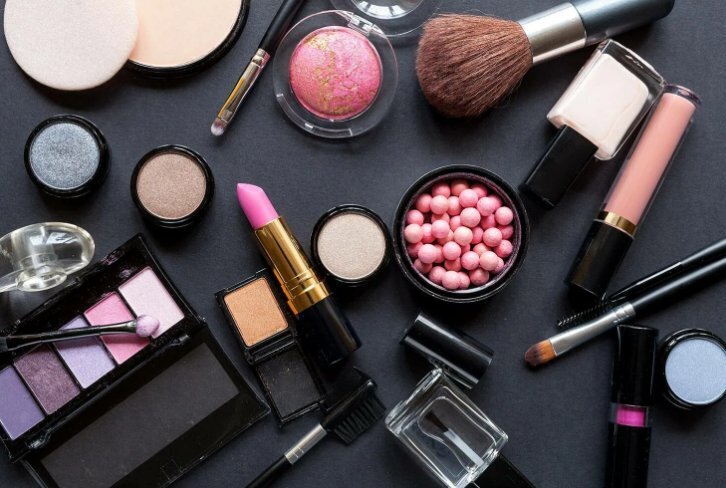 За пудрой и помадой: Шпионские страсти в мире косметики