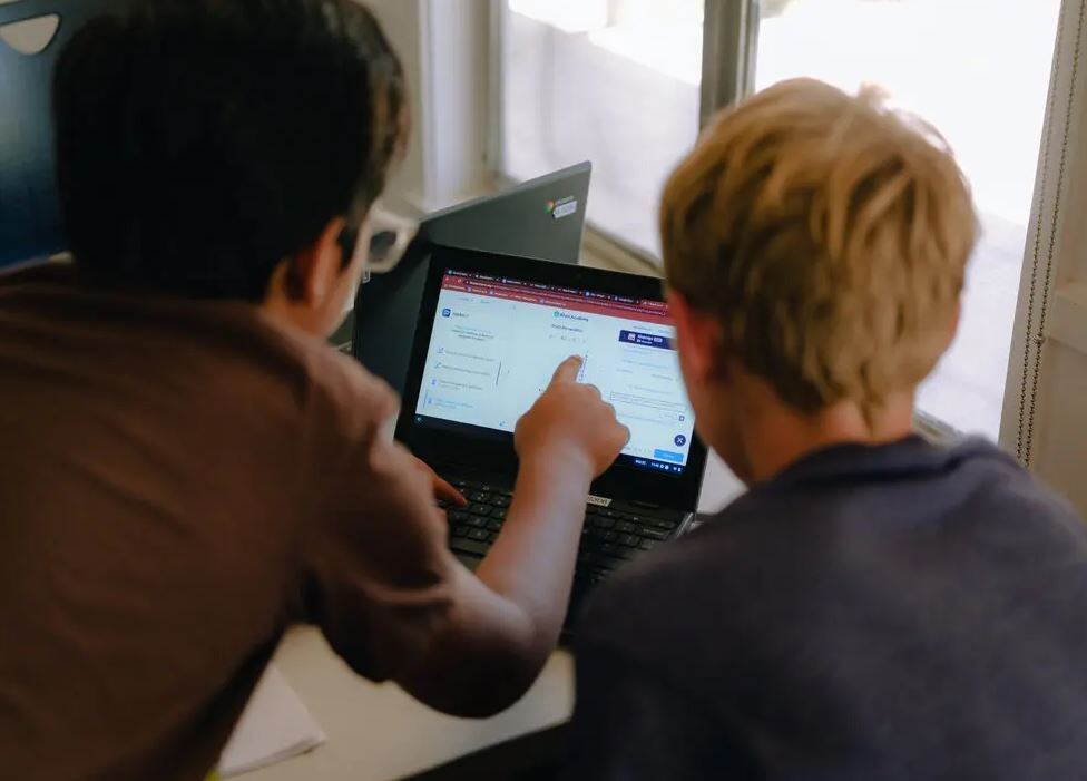 Чтобы проверить ажиотаж вокруг обучения искусственному интеллекту, я посетил классы!