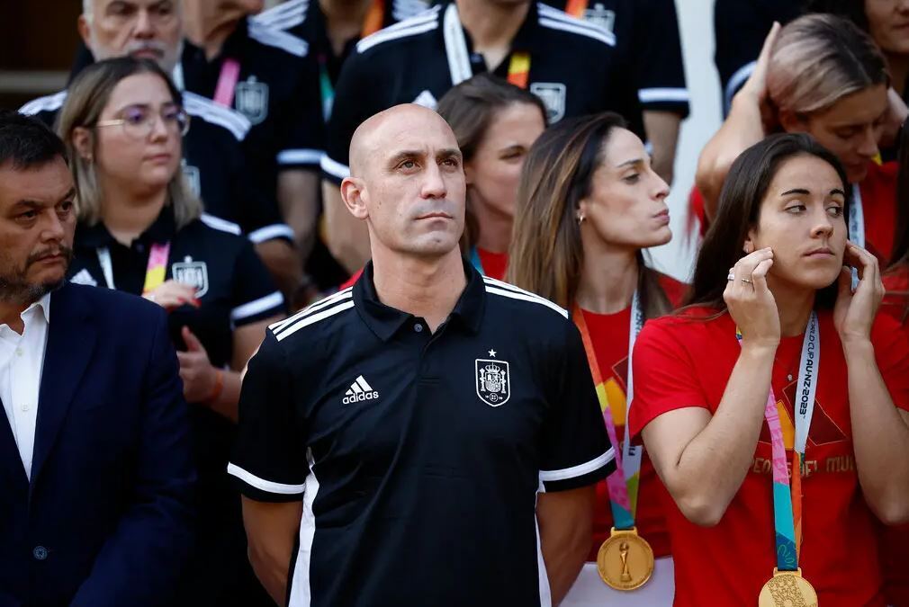 Главный футбольный чиновник Испании подал в отставку из-за нежелательного поцелуя на чемпионате мира