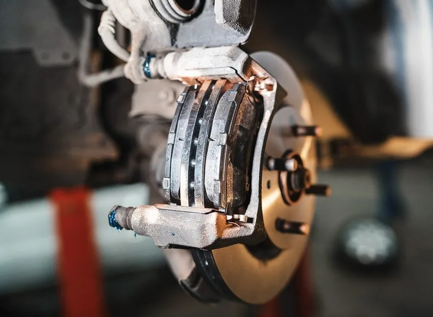 Как правильно поменять колодки на автомобиле