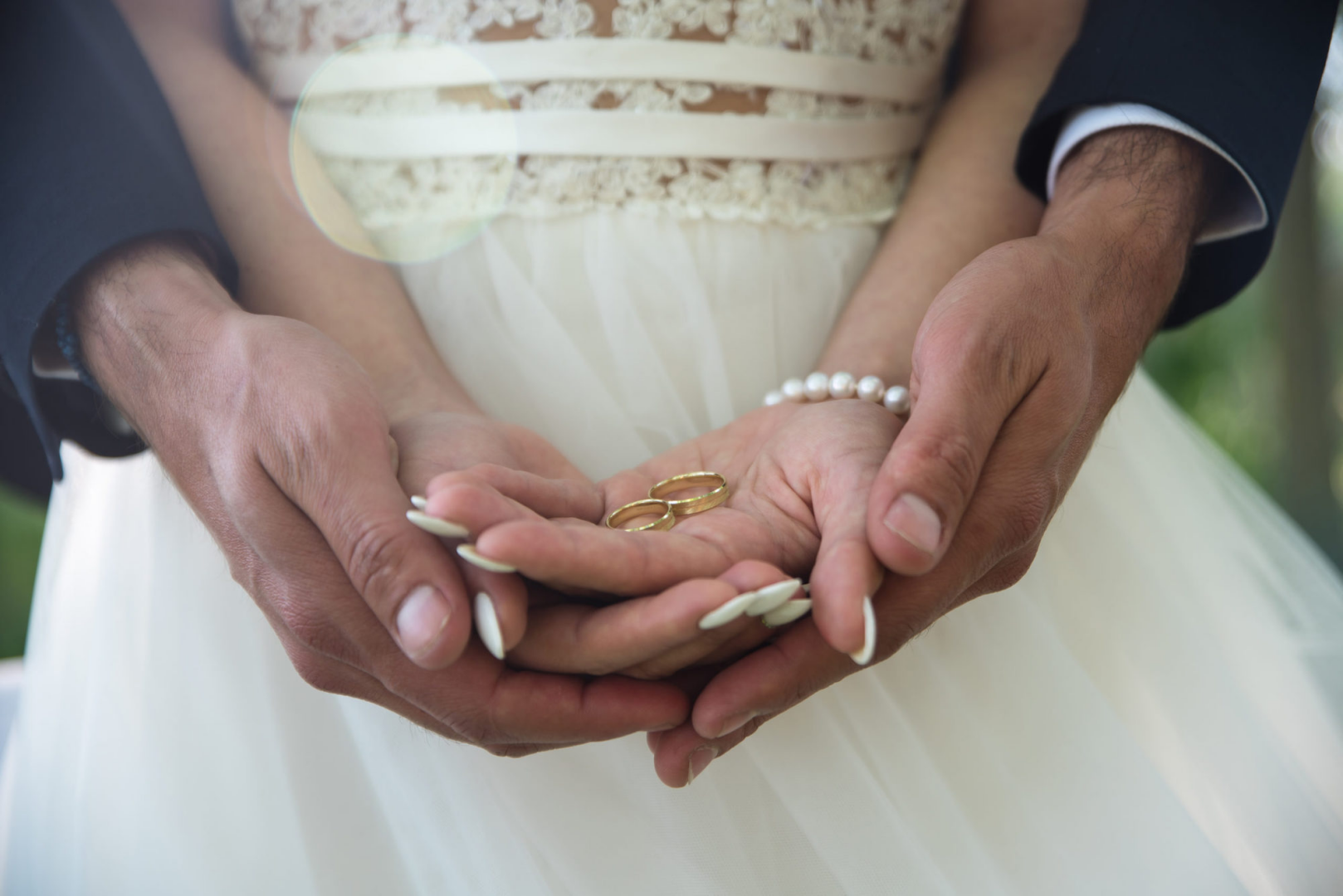 Брак. Обручальные кольца на руках жениха и невесты. Свадьба руки с кольцами. Фото обручальных колец на руках жениха и невесты.