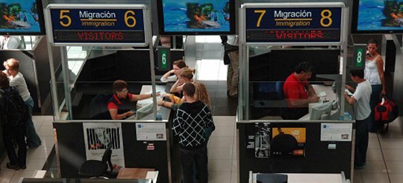 Поездка за границу: возможный произвол миграционных властей в принимающей стране, и как с ним бороться