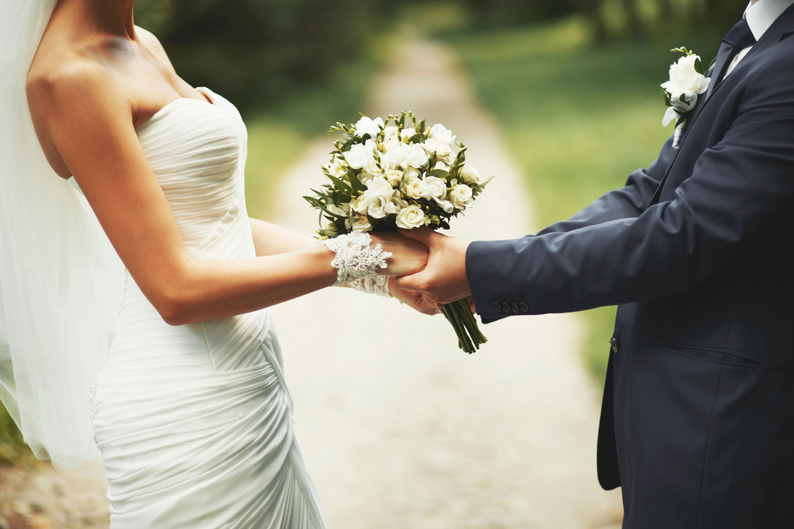 Женитьба замужество. Жених и невеста. Свадьба. Красивая свадьба. Невеста со спины.