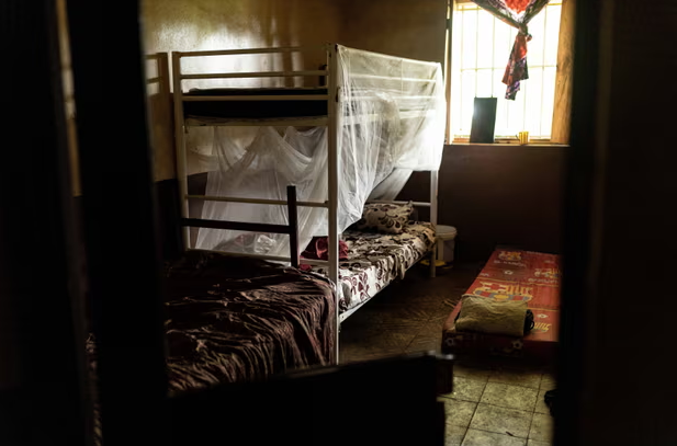 'Это все равно что курить яд': Молодежь Сьерра-Леоне борется с зависимостью от загадочного наркотика