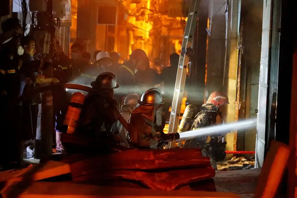 По меньшей мере 50 человек погибли в результате пожара в жилом доме во Вьетнаме