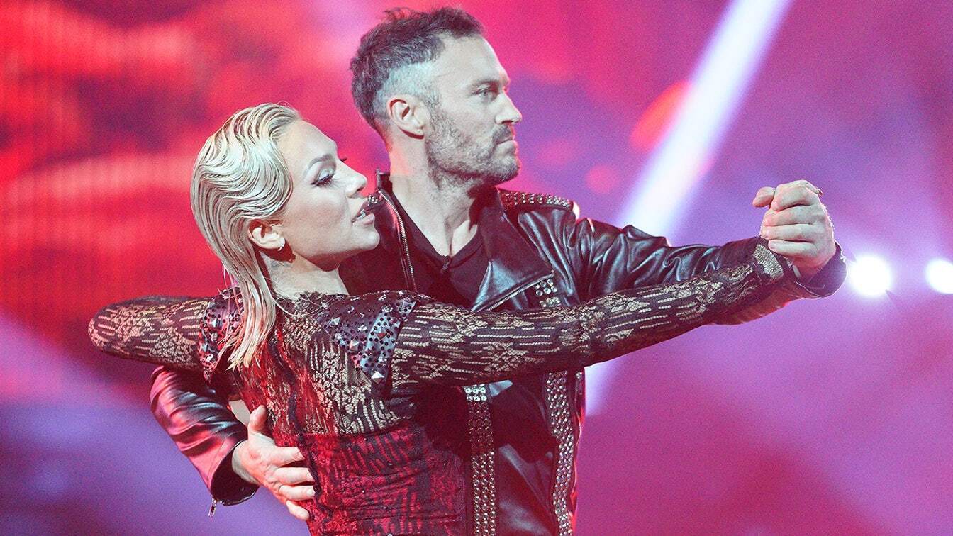 Профессионал «DWTS» Шарна Берджесс рассказала, с какой «трудной» знаменитостью она не могла «быть наедине в комнате»