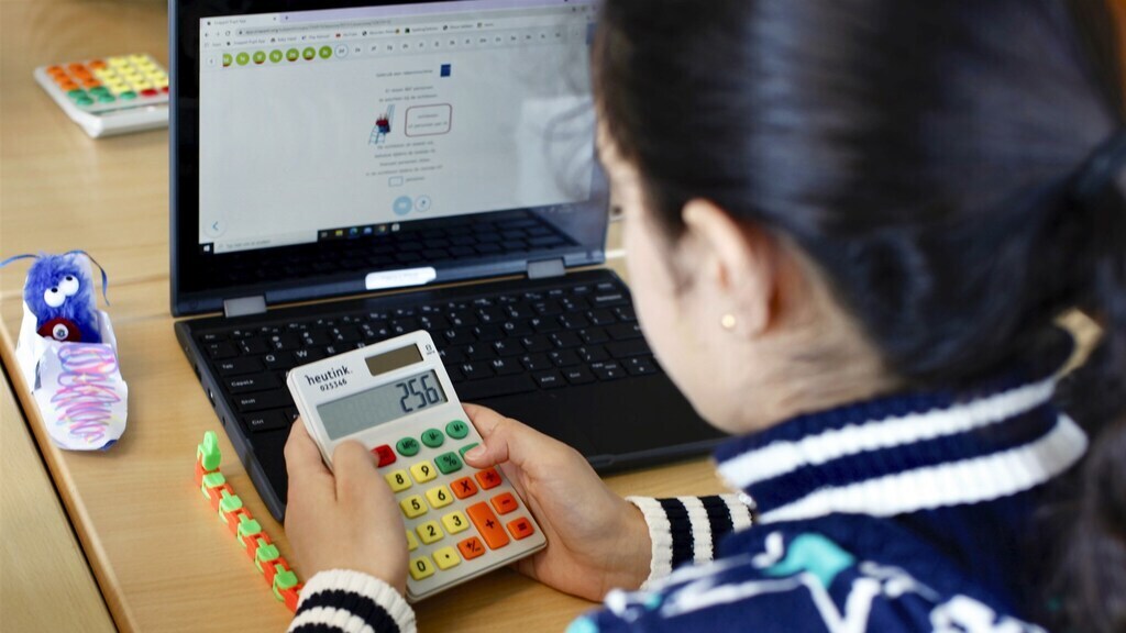 Все ноутбуки украдены в начальной школе Заансе, дети работают с ручкой и бумагойУченикам начальной школы Де Линдебум в Куг-ан-де-Заан,...