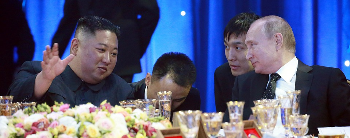 Лидер КНДР Ким Чен Ын и президент России Владимир Путин произвели обмен подарками