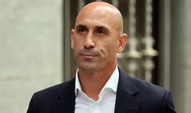 Испанский суд наложил запретительный ордер на Рубиалеса после обвинений в поцелуях