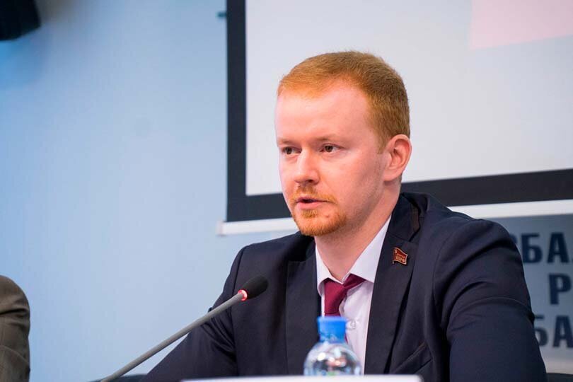 "Они хотят управлять, как Сталин, а жить, как Абрамович": на что рассчитывают российские "верха"? Личное мнение