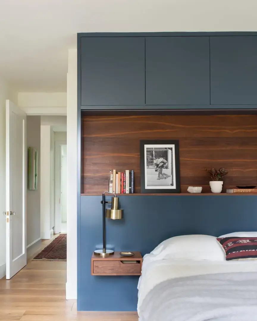 В каждой спальне необходимо место для хранения вещей. Но что, если у вас нет больших шкафов?