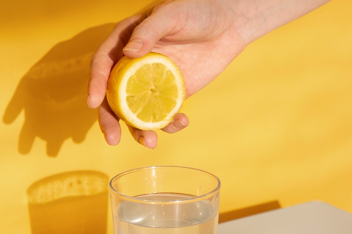 От воды похудел с лимоном. Вода с лимоном для похудения. Лимонная вода для похудения. Помогает ли вода с лимоном для похудения. Похудеть от лимона.