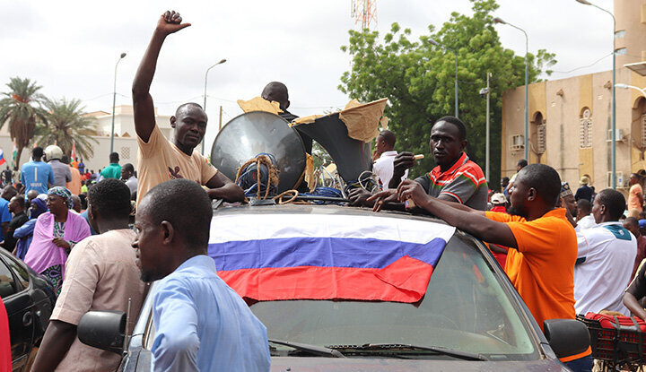 Самый известный африканец арестован: Макрон подвергнут смертельному удару