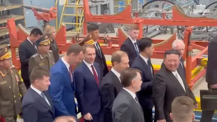 Ким Чен Ын посещает санкционированный завод по производству истребителей в России, сидя в кабине самолета Министерство финансов США ...