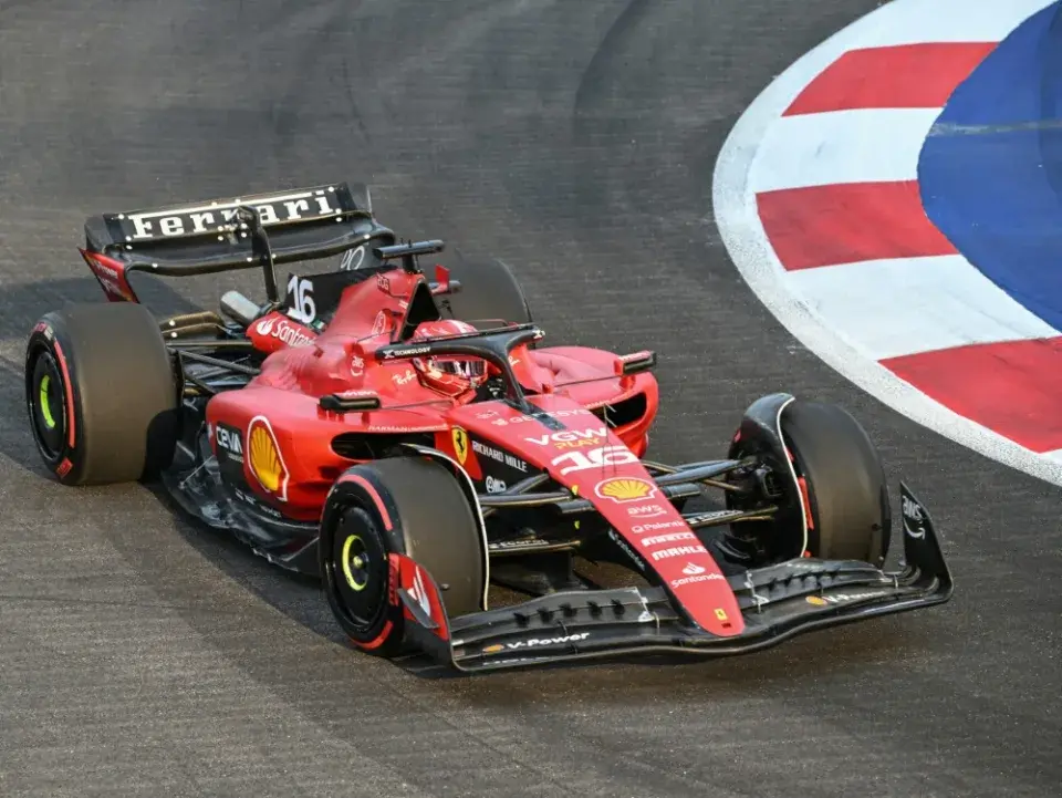 "Сингапурский Гран При: Феррари ведет гонку, Ферстаппен отстает вдали"