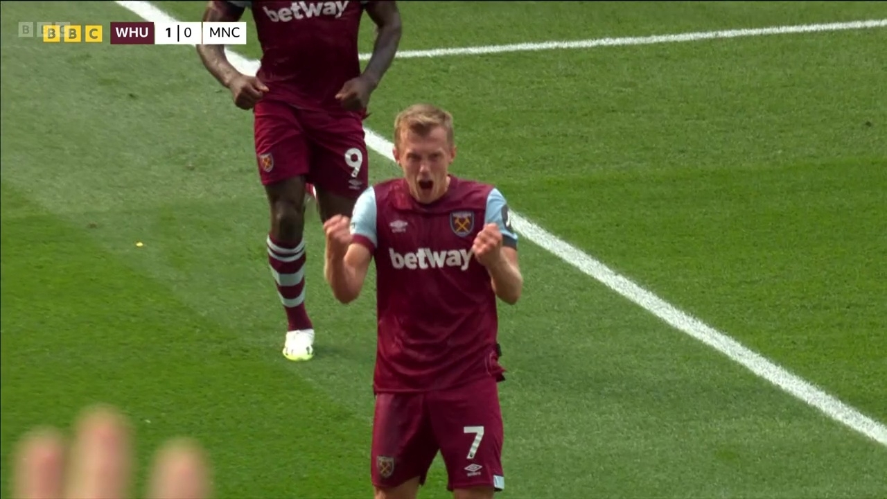 "Манчестер Сити" по-прежнему без потерь. "Вест Хэм" не справился с ролью преследователя. Несите следующего