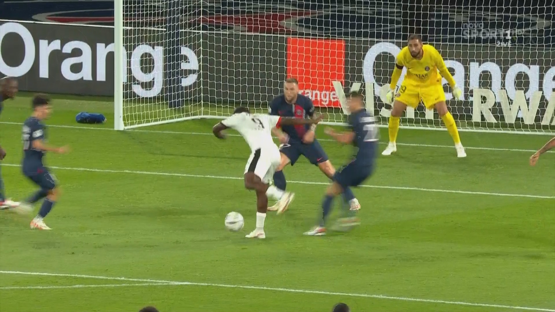 "Ницца" устроила погром в Париже