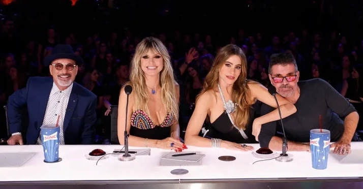 Судья "У Америки есть талант" Хоуи Мандель объясняет, почему он "принимает искусственный интеллект"