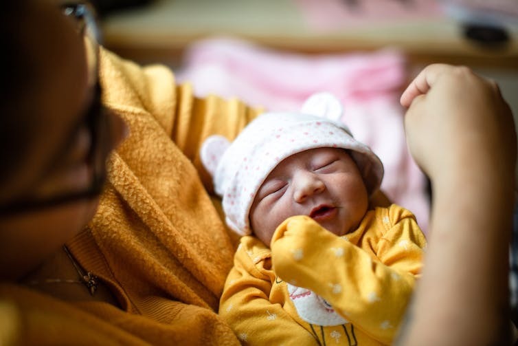 Стресс от COVID-19 усугубляет беременность: как это влияет на молодых матерей и увеличивает риск послеродового психоза.