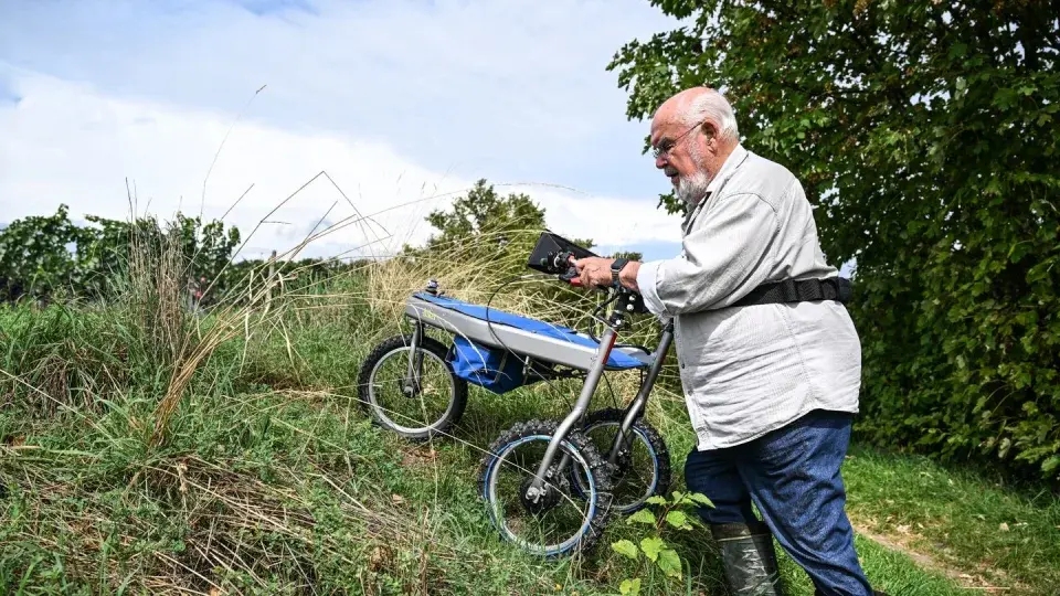 Трава вместо ржавчины: 92-летний мужчина изобретает турбо роллатор