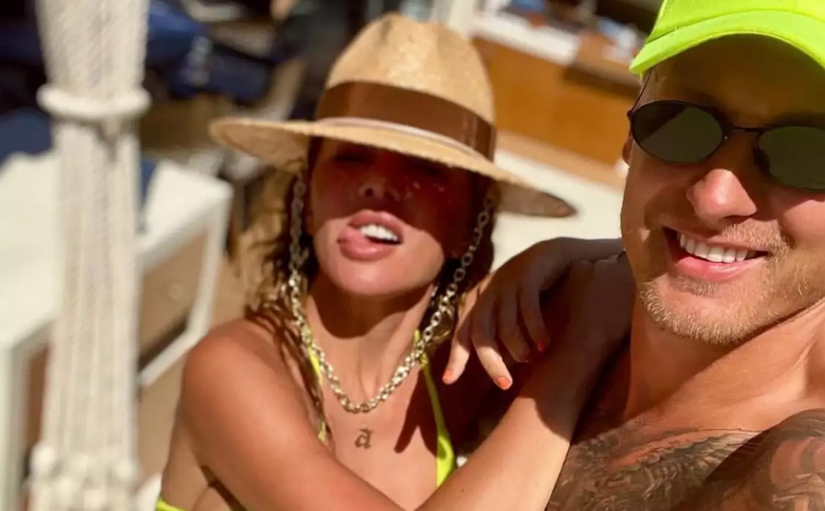 Седакова показала, как муж натирает маслом ее огромную голую грудь. Пара наслаждается отдыхом в солнечной стране.