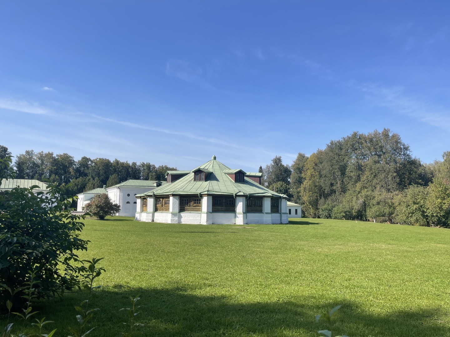 Вы хотели бы сниматься в кино? Приглашаю вас со мной на экскурсию в Киногород Пилигрим Порто в Химках: Россия