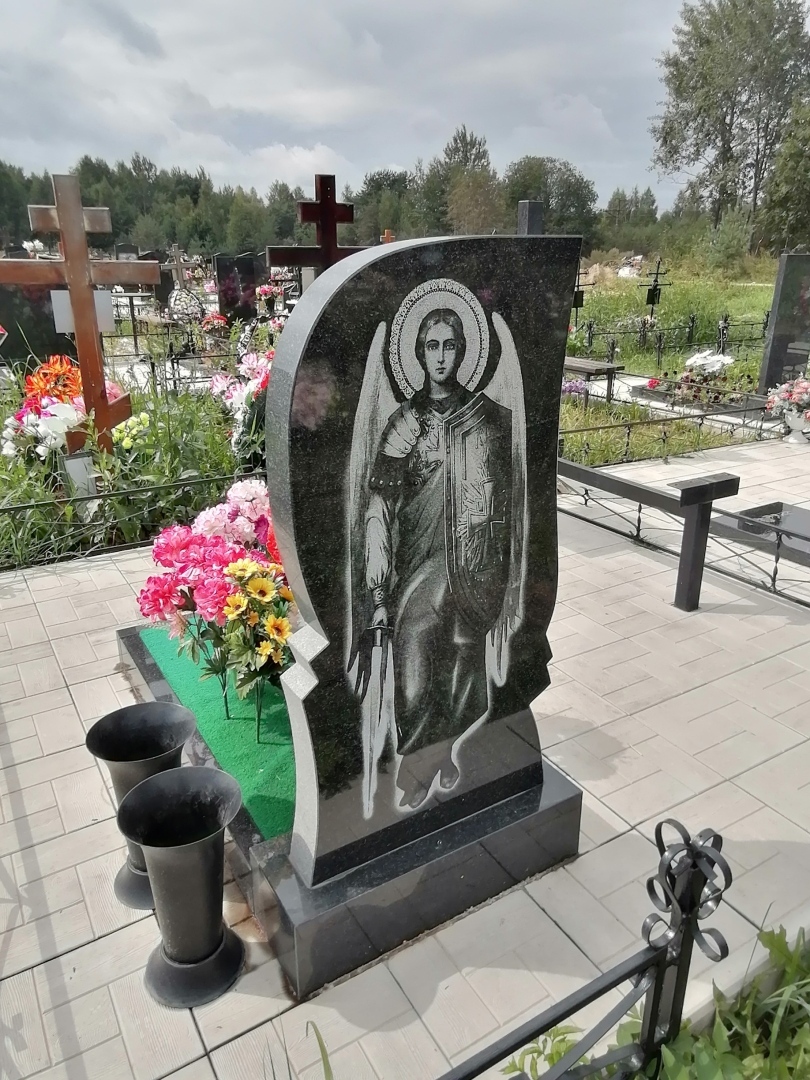 Неприятная картина на кладбище. Кресты с могил выбрасывают на свалку...