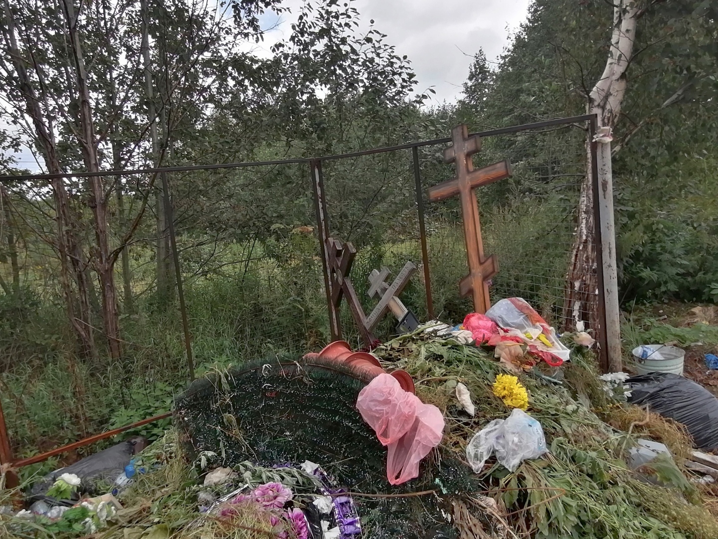 Неприятная картина на кладбище. Кресты с могил выбрасывают на свалку...