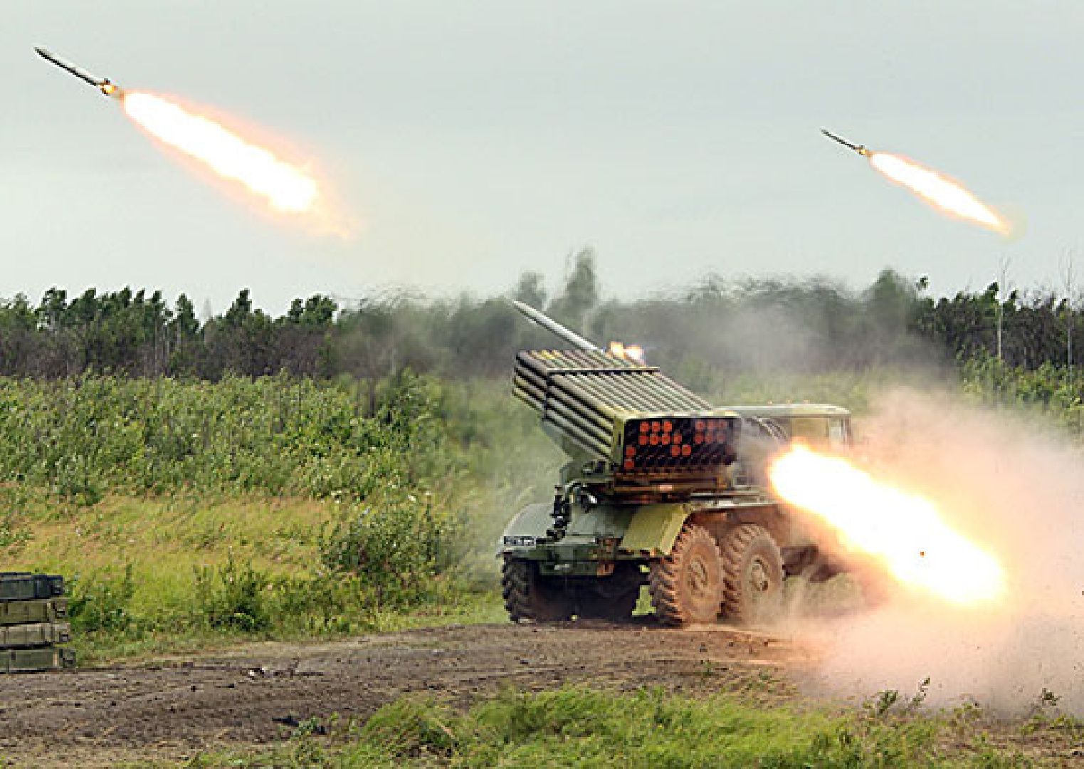 Гради. РСЗО БМ-21 град. БМ-21 реактивная система залпового огня. Град система залпового огня. БМ-21 РСЗО «град» снаряды.