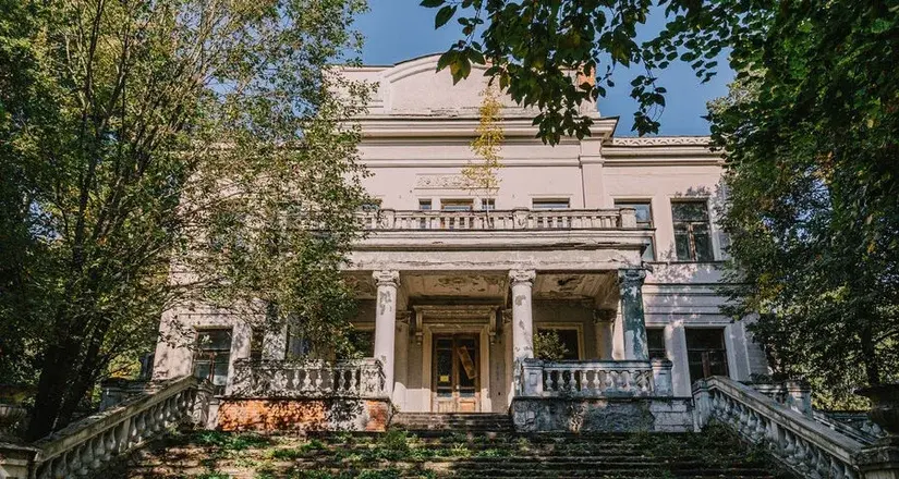 Дачу Сталина «Липки» в Мытищах выставили на торги за 403 млн руб. Ее сможет купить любой желающий.