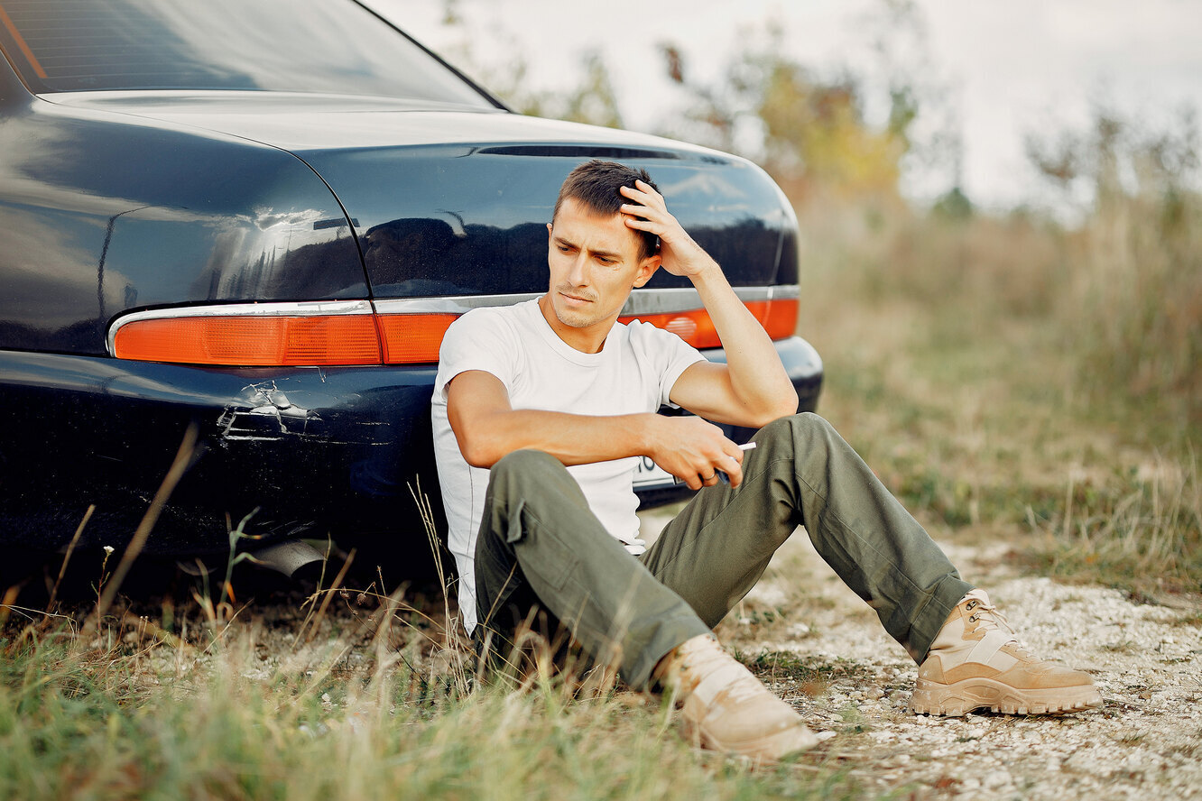 My broken car. Парень сидит на машине. Человек сидит возле машины. Парень сидит возле машины. Мужчина сидит в машине.