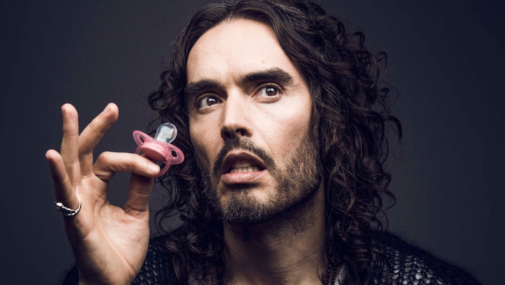 Рассел Брэнд впервые появился на публике после обвинений в сексуальном и эмоциональном насилии