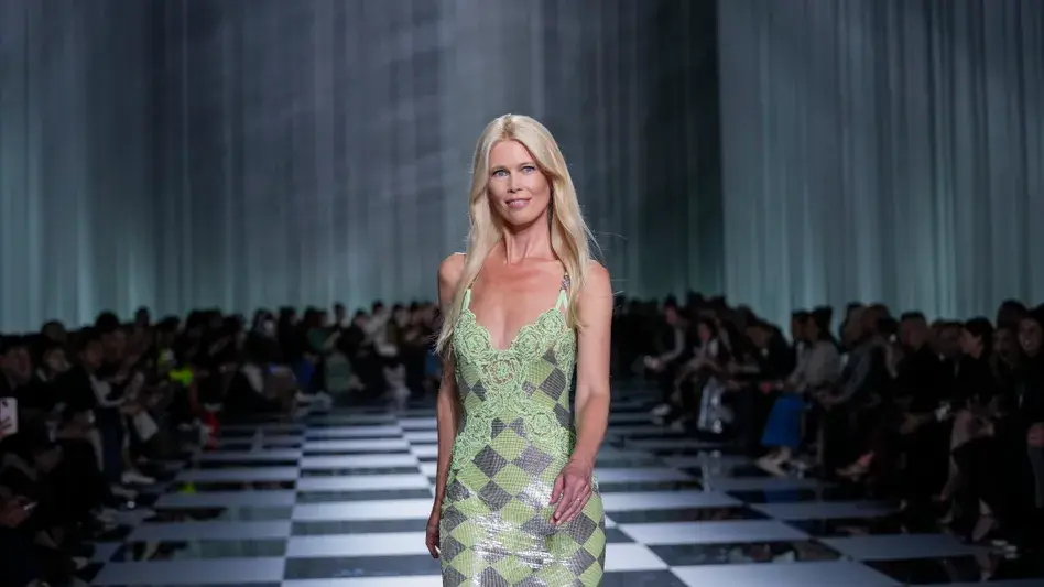 Клаудия Шиффер возвращается на подиум в показе Versace