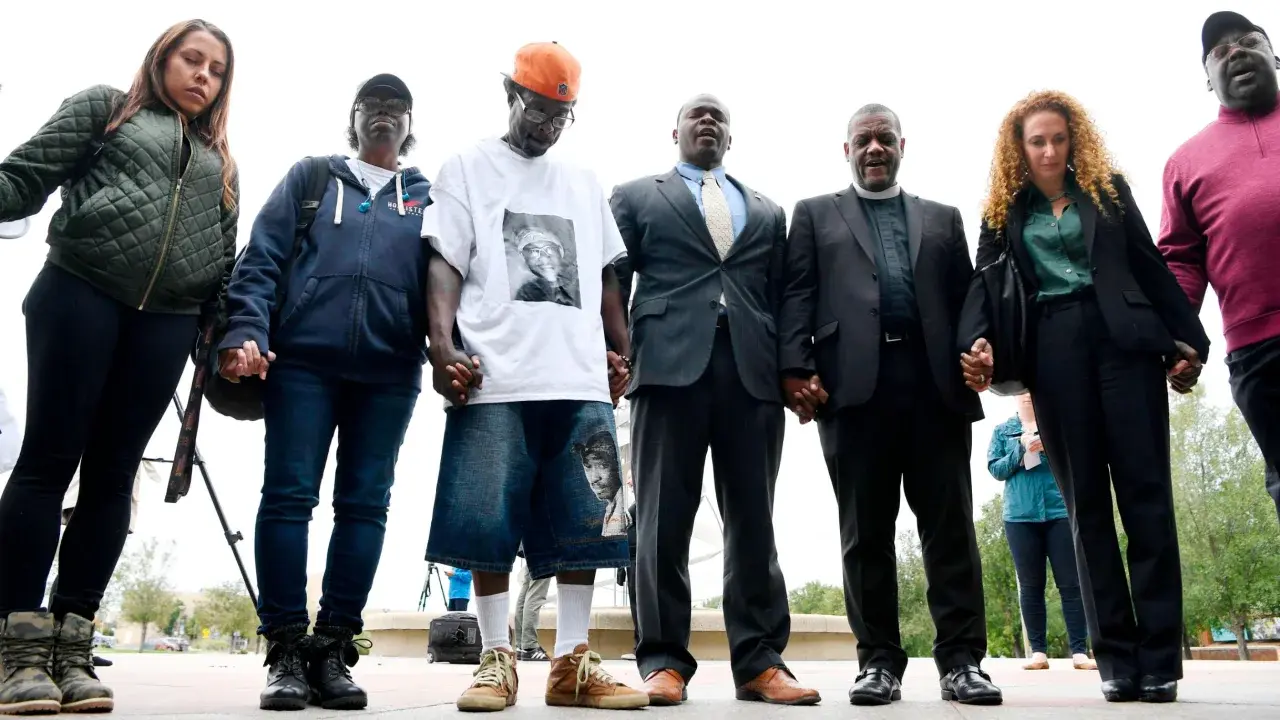 Офицерам, обвиняемым в смерти Элайджи Макклейна, обвинения не предъявлялись в течение двух лет. Вот график того, как дело дошло до суда.