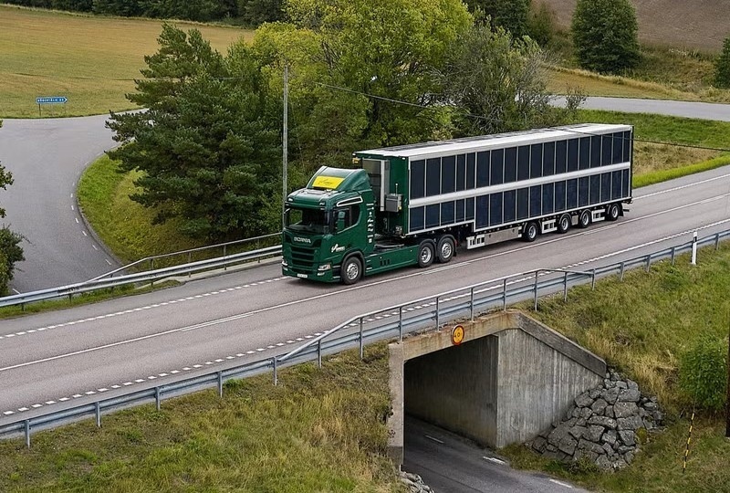 Датская компания Scania, начала тестировать инновационный полуприцеп с солнечными панелями.