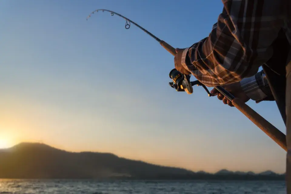 Скрытые заголовки: Рыбак на Аляске ловит разноцветную рыбу с синей мякотью