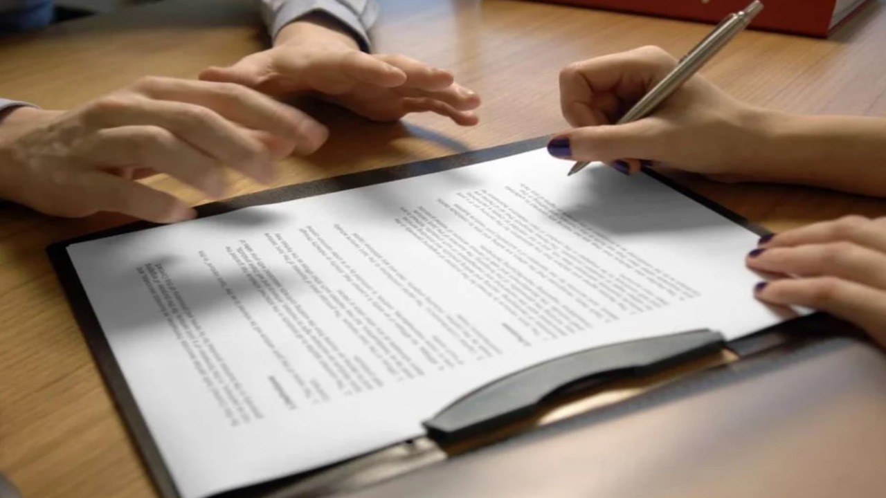 Остерегайтесь романтического обмана: Тревожный рост числа случаев мошенничества с завещаниями направлен на молодых женщин