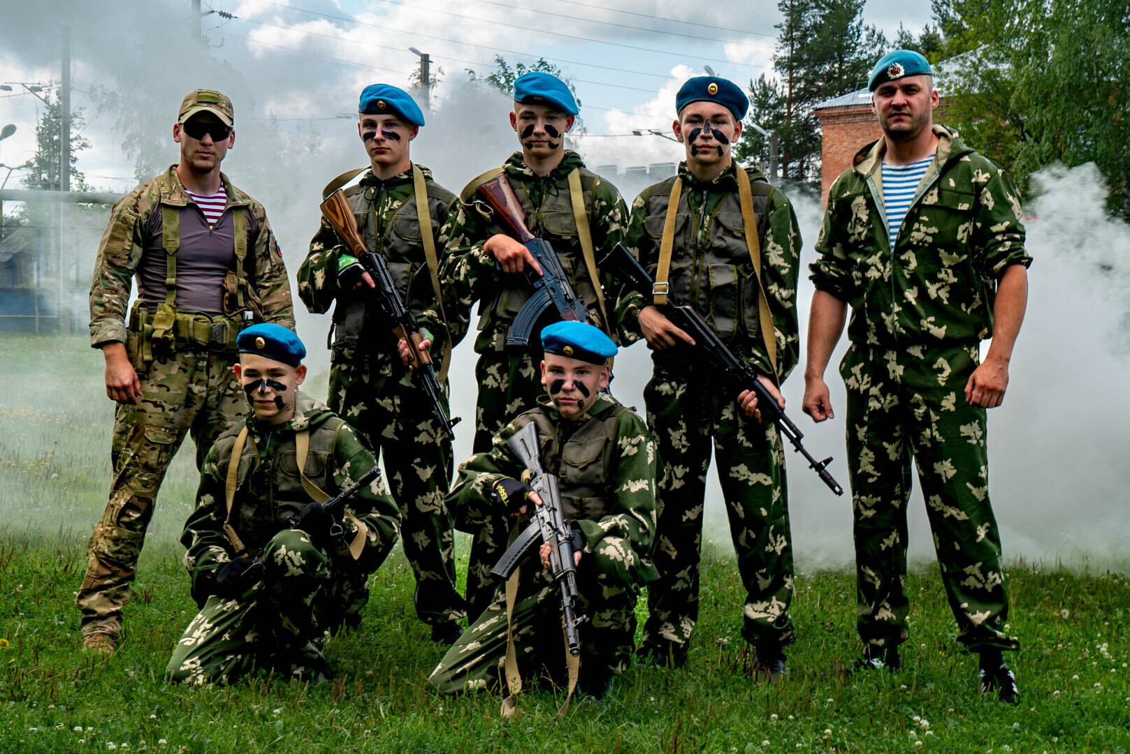 От детских площадок до плацев: российские школы становятся все более милитаризованными