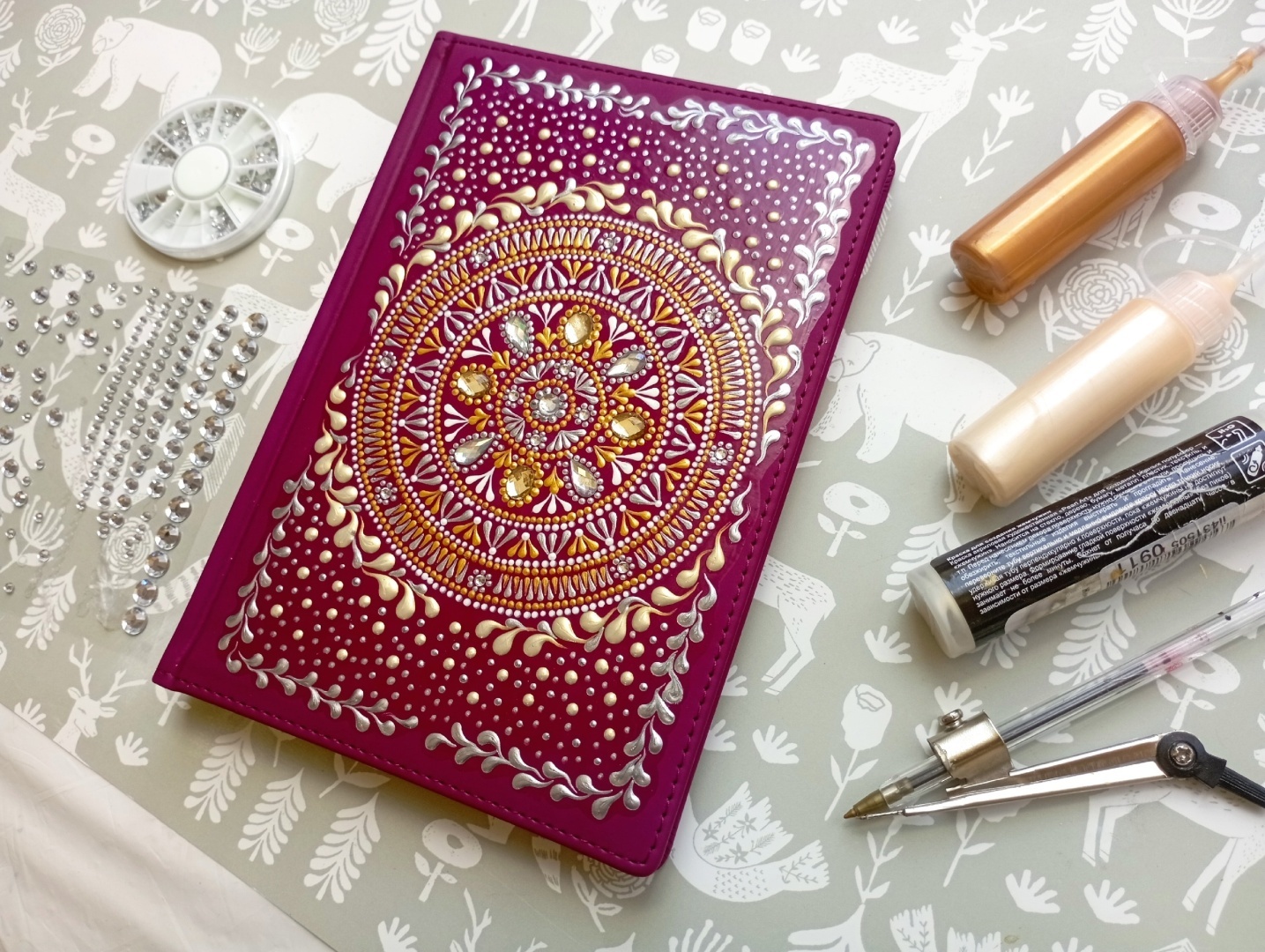 В этом мастер-классе я покажу, как можно украсить обычный блокнот точечной росписью.