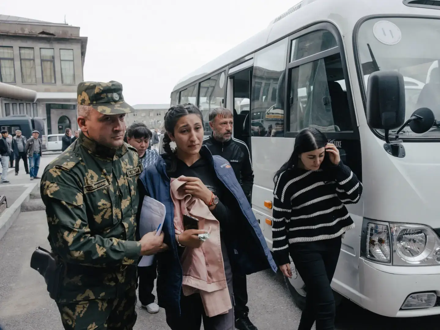 Беженцы бегут в Армению, поскольку отколовшийся анклав переходит под контроль Азербайджана