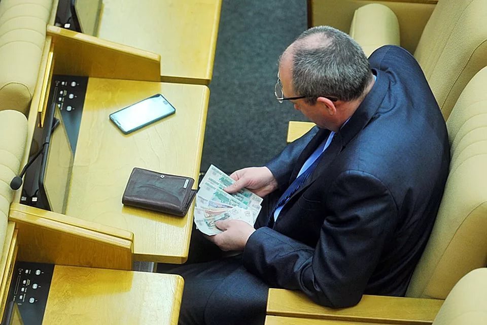 С 1 октября 2023 года заработные платы повысятся на 5,5% самому президенту и его приближенным. Указ В.В. Путина не затронул простых граждан России.