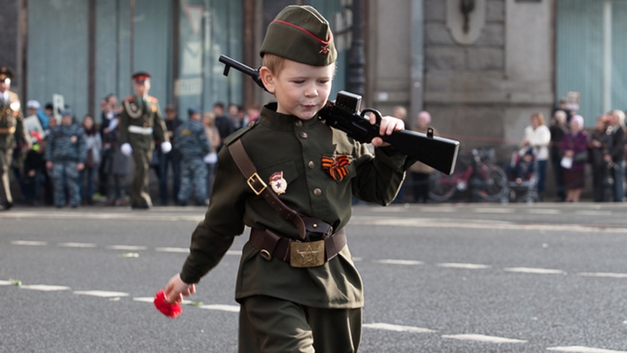 Парад 9 мая дети. Дети на параде Победы. Дети в военной форме. Мальчик на параде. Малыши в военной форме на 9 мая.