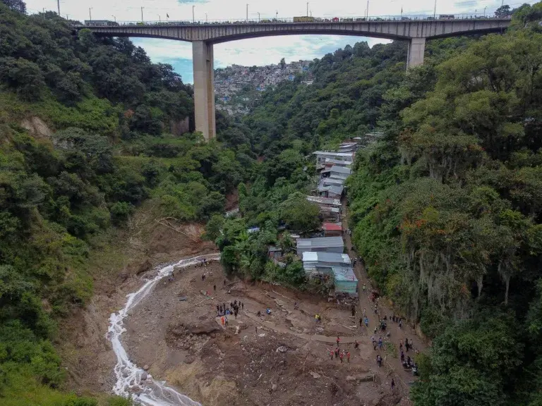 По меньшей мере шесть человек погибли в результате наводнения в Гватемале